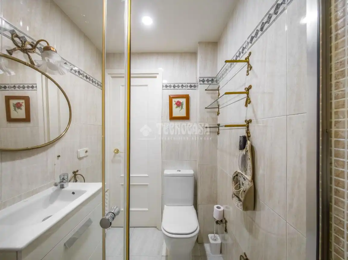 Bathroom of Flat for sale in Madrid  with Air Conditioner, Heating and Parquet flooring