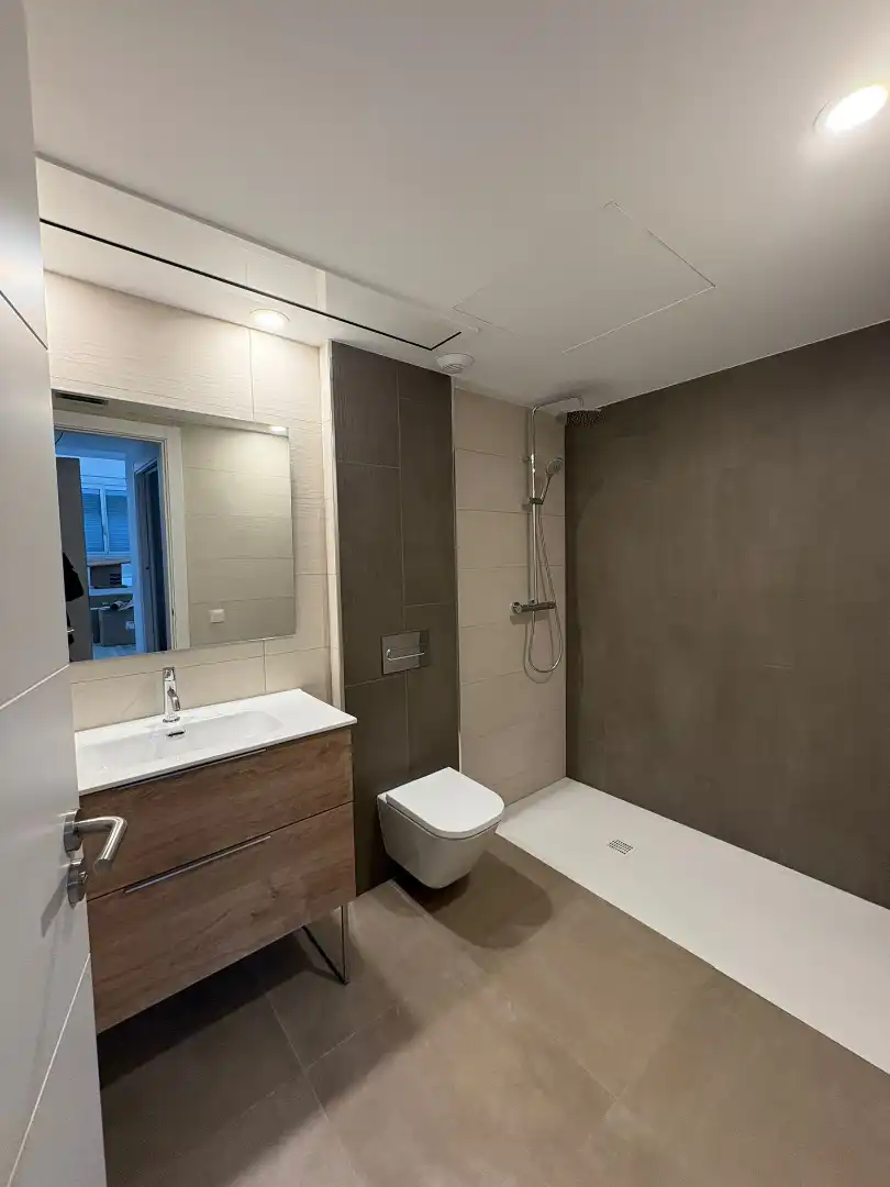 Bathroom of Duplexes for sale in Cornellà de Llobregat  with Air Conditioner, Heating and Parquet flooring