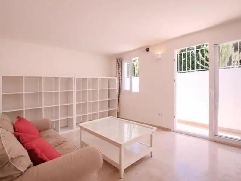 Sala d'estar de Casa o xalet de lloguer en Marbella amb Aire condicionat, Calefacció i Jardí privat