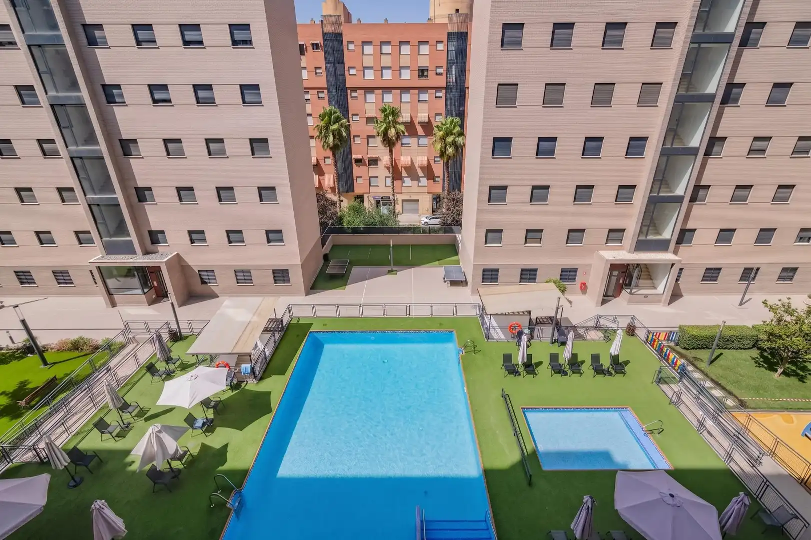 Piscina de Pis en venda en Granada amb Aire condicionat, Calefacció i Terrassa