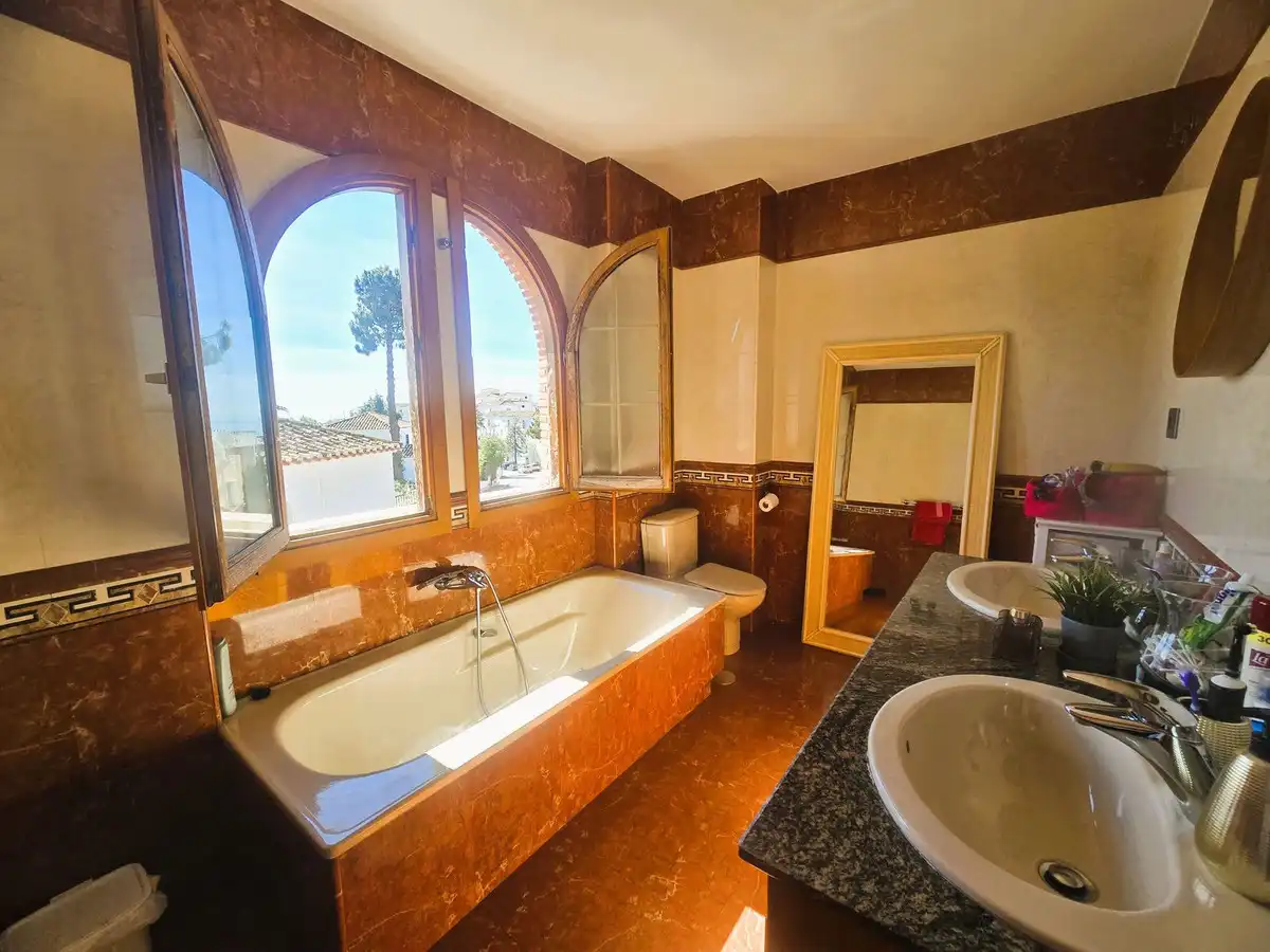 Badezimmer von Einfamilien-Reihenhaus zum Verkauf in Mijas mit Klimaanlage, Heizung und Privatgarten