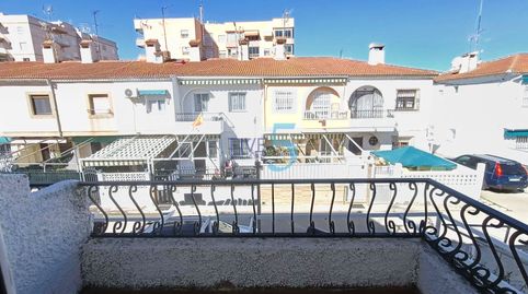 Este exclusivo bungalow de dos habitaciones se encuentra en una de las zonas más codiciadas de Santa Pola, junto al puerto y a poc