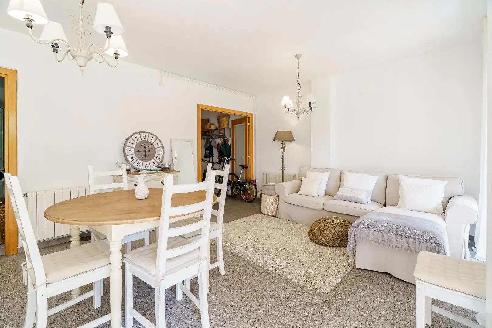 Wohnzimmer von Erdgeschoss zum Verkauf in Sitges mit Heizung, Privatgarten und Terrasse