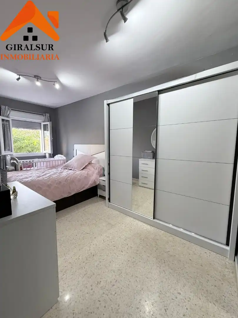 Bedroom of Flat for sale in Sevilla  with Air Conditioner, Terrace and Storage room