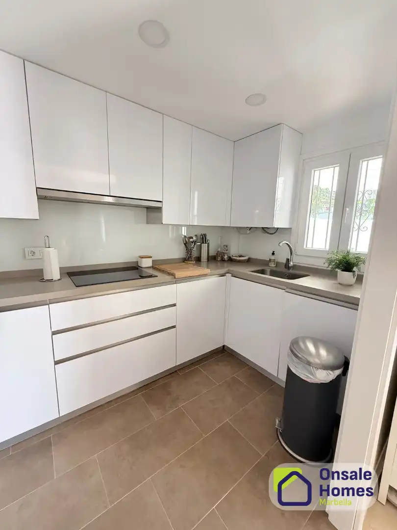 Cocina de Casa adosada de alquiler con opción a compra en Marbella con Terraza, Amueblado y Piscina comunitaria
