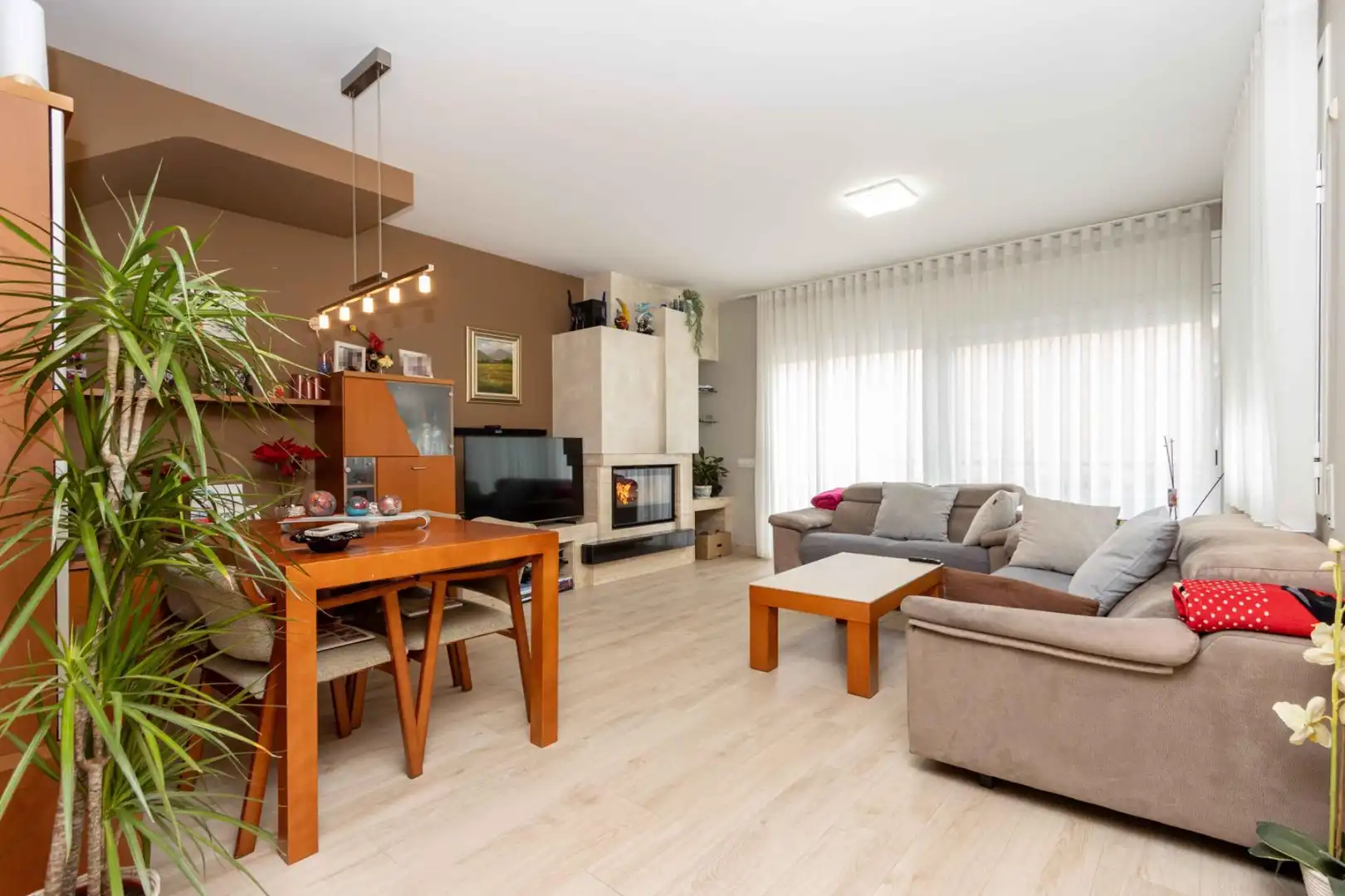 Sala d'estar de Casa adosada en venda en Castellar del Vallès amb Aire condicionat, Calefacció i Jardí privat