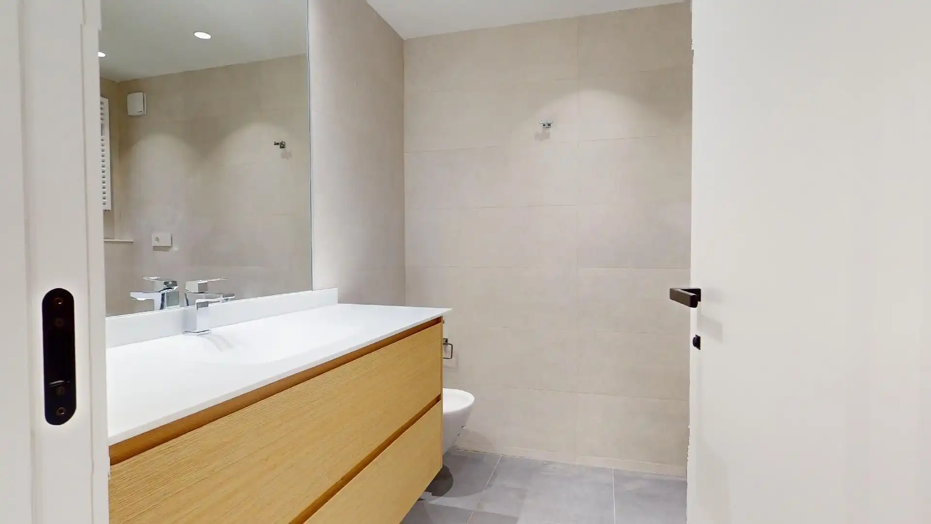 Bathroom of Flat for rent in Madrid  with Air Conditioner, Heating and Storage room