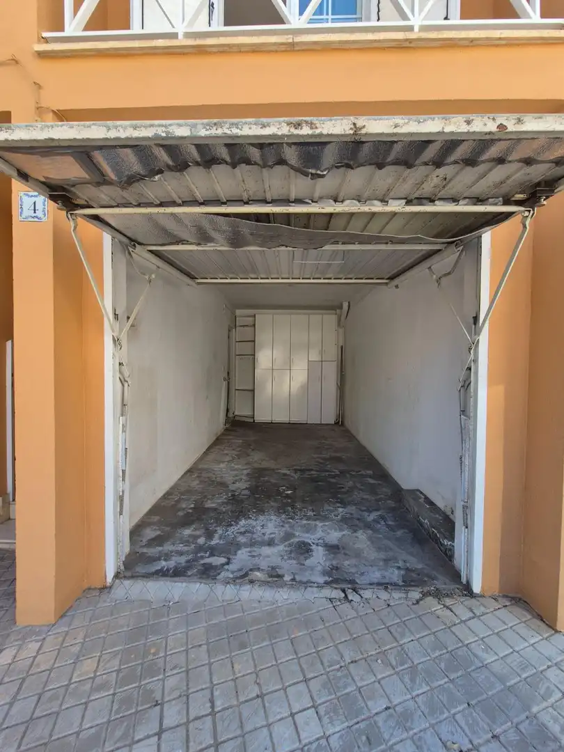 Parking de Casa adosada de alquiler en Manises con Aire acondicionado, Terraza y Amueblado