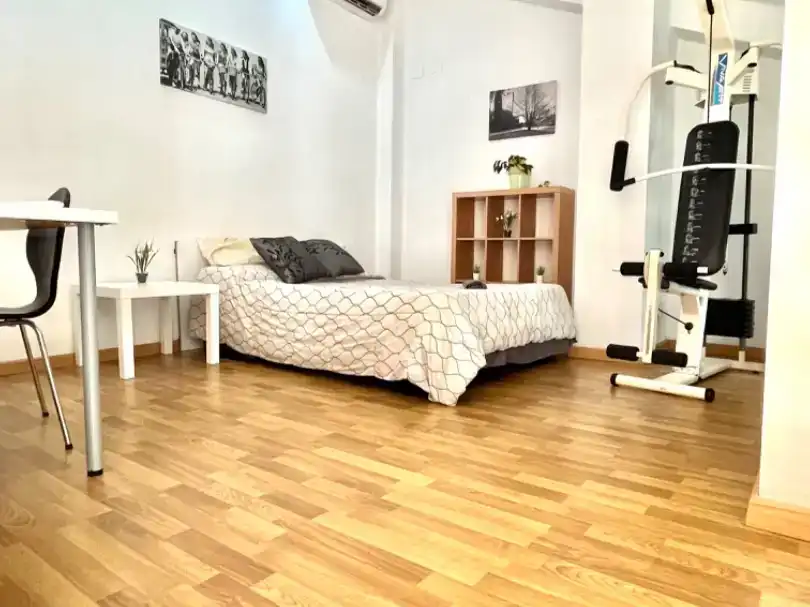 Schlafzimmer von Maisonette zur Miete in  Valencia Capital mit Klimaanlage und Balkon