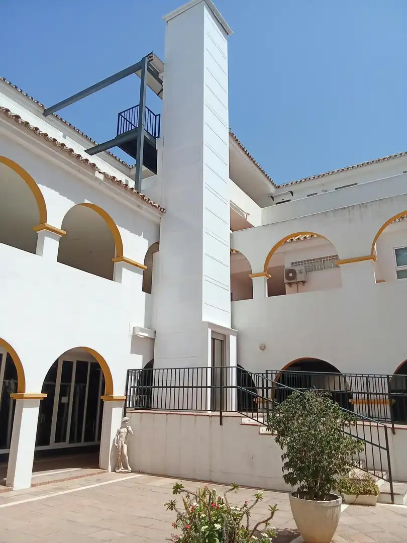 Vista exterior de Local de lloguer en Benalmádena amb Aire condicionat