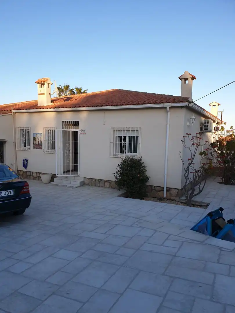 Außenansicht von Haus oder Chalet zum Verkauf in L'Alfàs del Pi mit Klimaanlage, Privatgarten und Terrasse