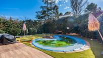 Piscina de Casa adosada en venda en  Madrid Capital amb Aire condicionat, Calefacció i Jardí privat
