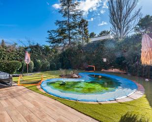 Swimming pool of Single-family semi-detached for sale in  Madrid Capital  with Air Conditioner, Heating and Private garden