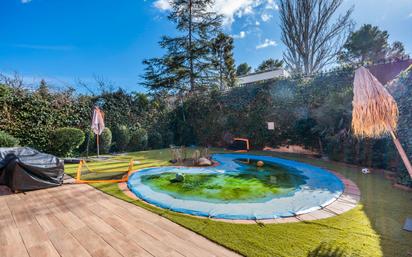 Swimming pool of Single-family semi-detached for sale in  Madrid Capital  with Air Conditioner, Heating and Private garden