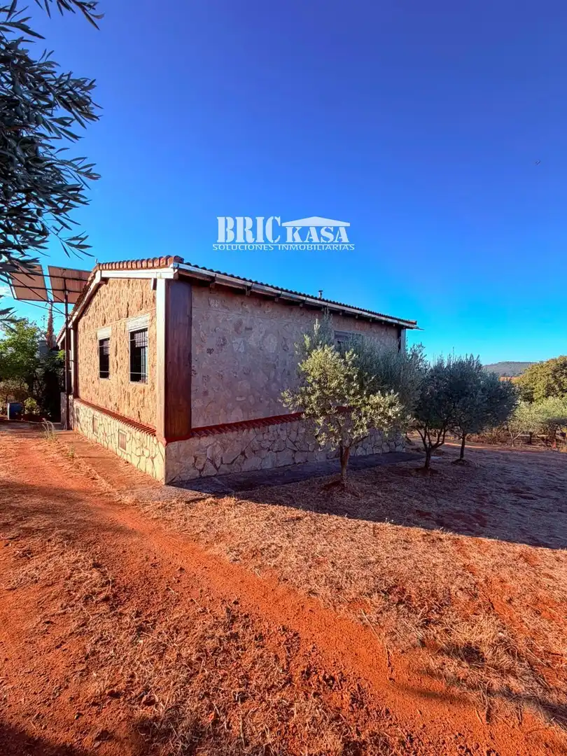 Vista exterior de Casa o chalet en venta en Cáceres con Trastero, Piscina y Amueblado