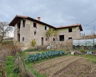 Vista exterior de Finca rústica en venda en Vitoria - Gasteiz amb Jardí privat