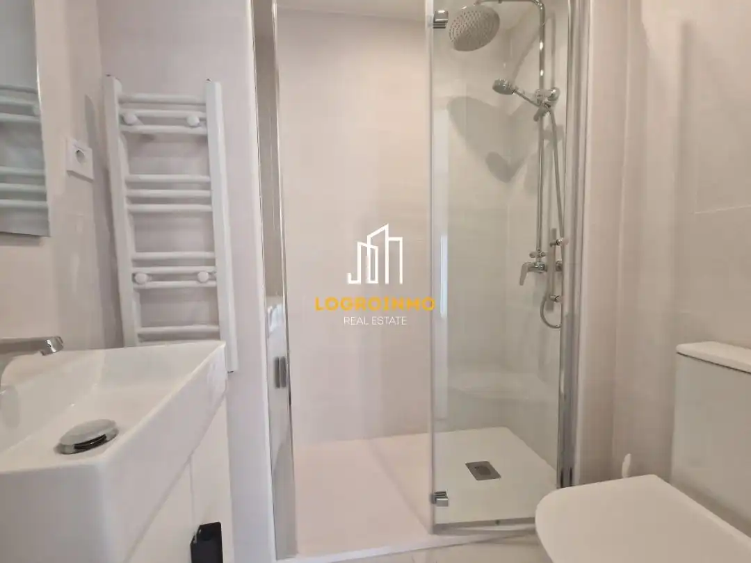 Baño de Piso de alquiler en  Logroño con Calefacción y Balcón