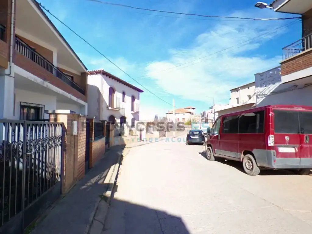 Casa con terraza en venta en Calle Democracia 4, imagen 3