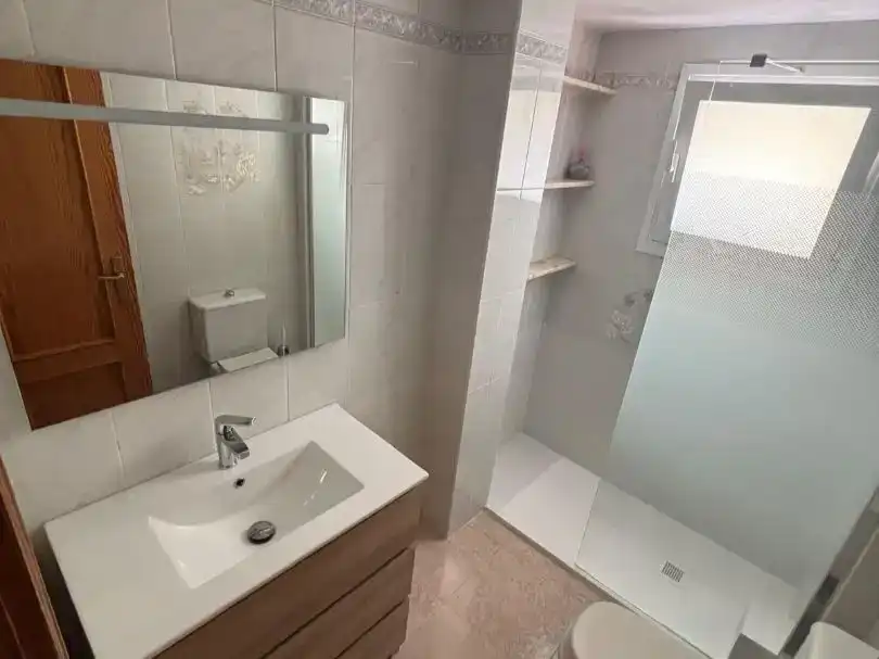 Badezimmer von Wohnung zur Miete in Burjassot mit Klimaanlage und Balkon