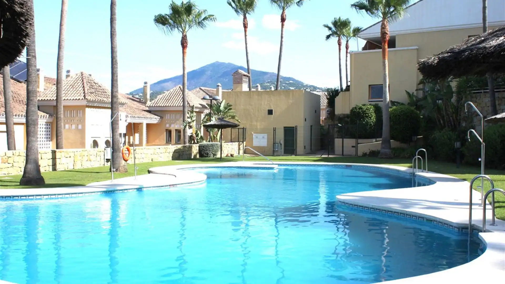 Piscina de Apartamento en venta en Marbella con Aire acondicionado y Terraza