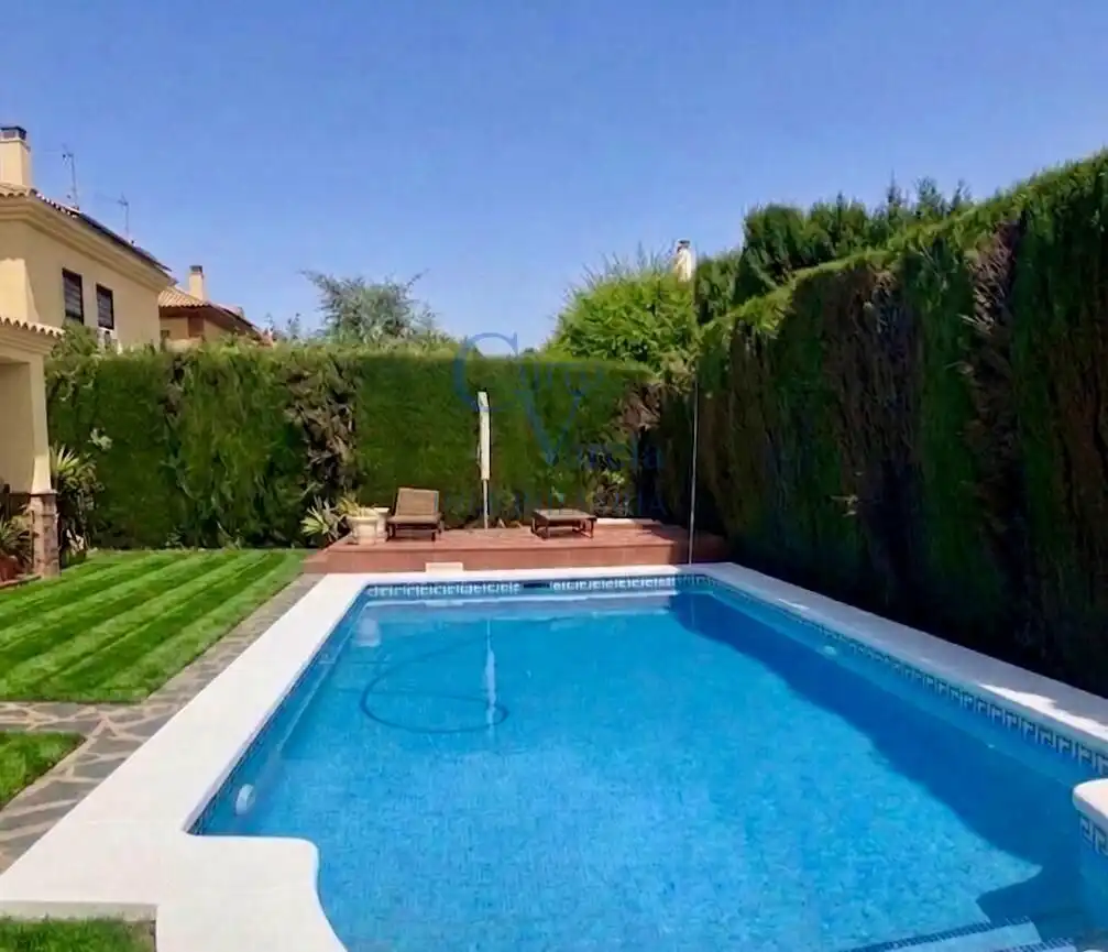 Piscina de Casa o chalet en venta en Montequinto con Aire acondicionado, Calefacción y Jardín privado