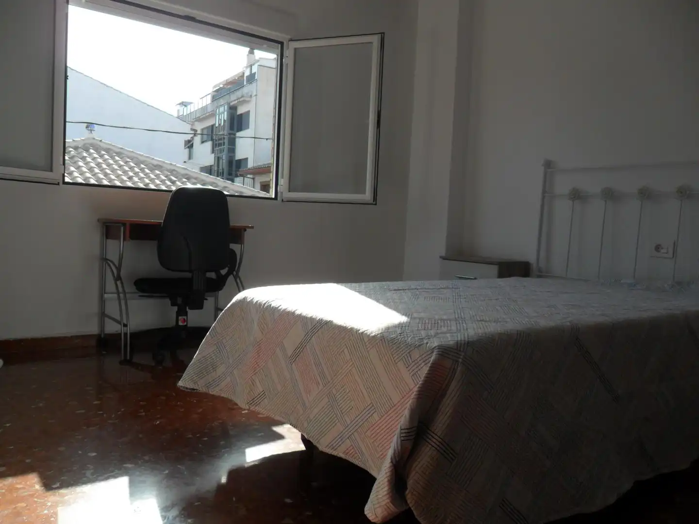 Schlafzimmer von Dachboden zur Miete in Maracena mit Terrasse, Abstellraum und Möbliert