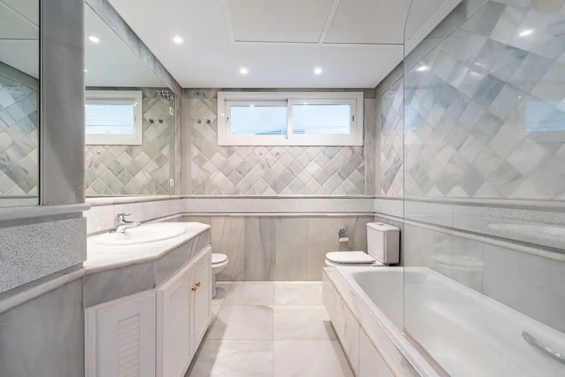 Baño de Apartamento en venta en Marbella con Aire acondicionado, Calefacción y Trastero