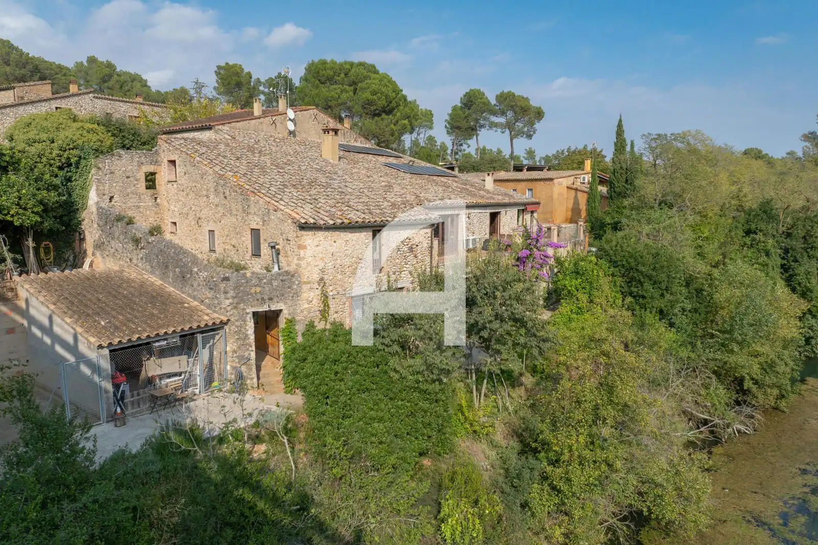 Vista exterior de Finca rústica en venta en Sant Miquel de Fluvià con Calefacción, Piscina y Amueblado