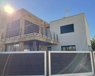 Vista exterior de Casa o xalet en venda en Cambrils amb Aire condicionat, Calefacció i Jardí privat