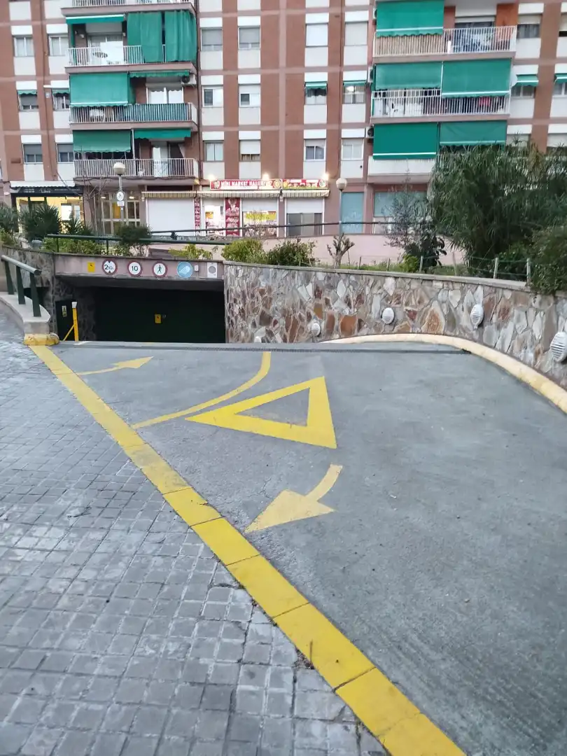 Parking de Garaje en venta en Badalona con Alarma