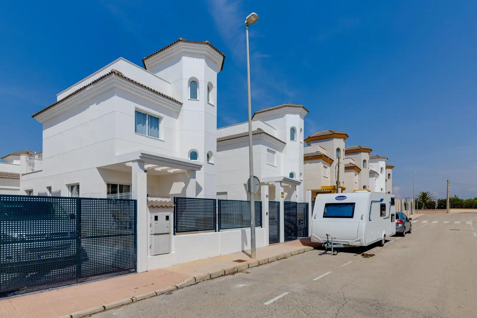 Vista exterior de Casa adosada en venta en San Fulgencio con Jardín privado, Terraza y Piscina comunitaria