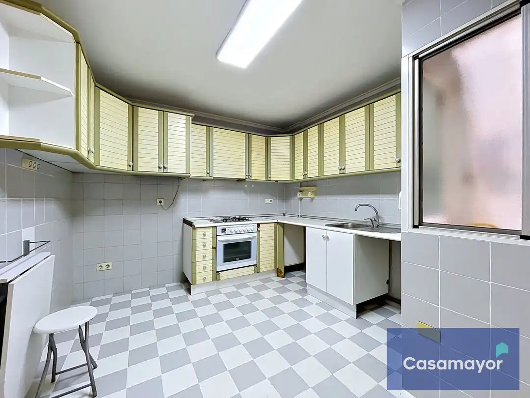 Küche von Wohnung zum Verkauf in Alicante / Alacant mit Klimaanlage, Abstellraum und Balkon