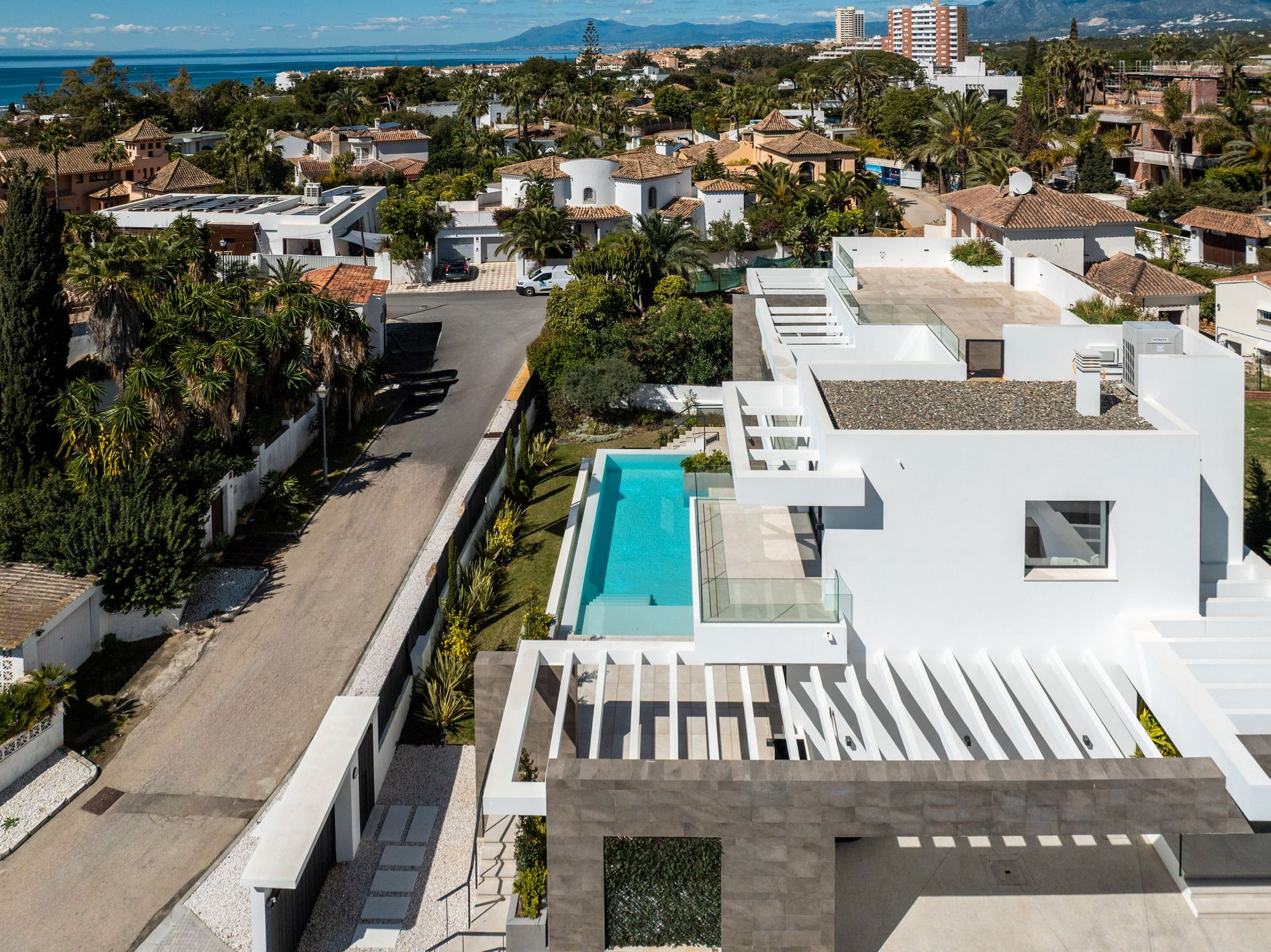 Vista exterior de Casa o xalet en venda en Marbella amb Aire condicionat, Calefacció i Jardí privat