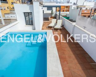 Swimming pool of Attic for sale in  Sevilla Capital  with Air Conditioner, Heating and Terrace