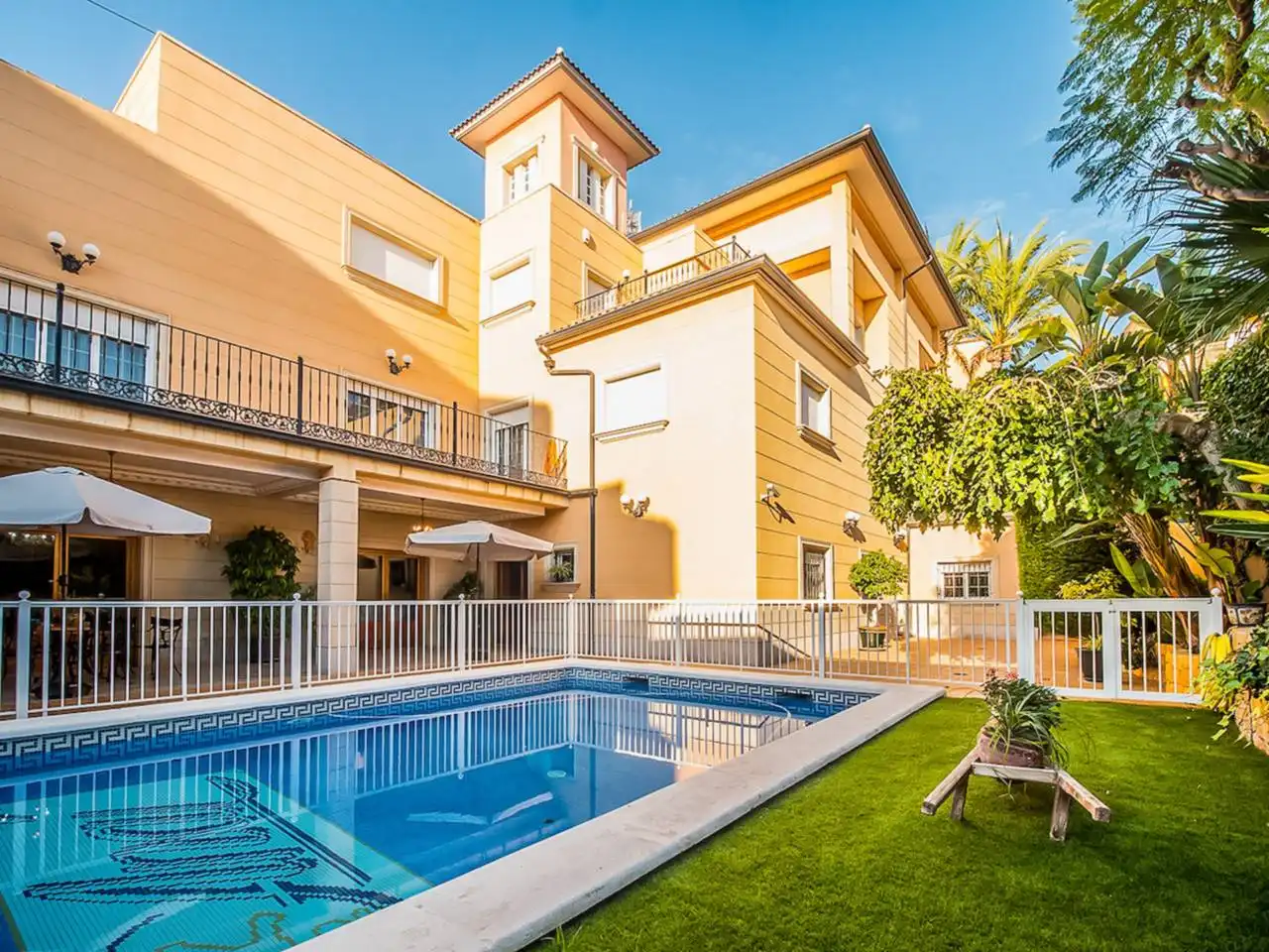 Villa mit Pool zum Verkauf in Calle Ronda Sur
