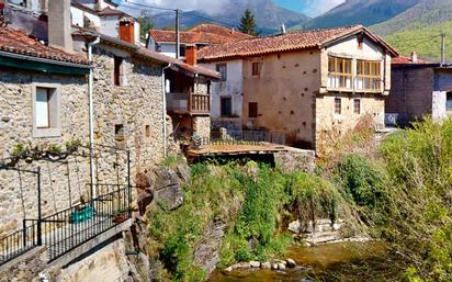 Vista exterior de Casa o xalet en venda en Polaciones amb Terrassa i Balcó