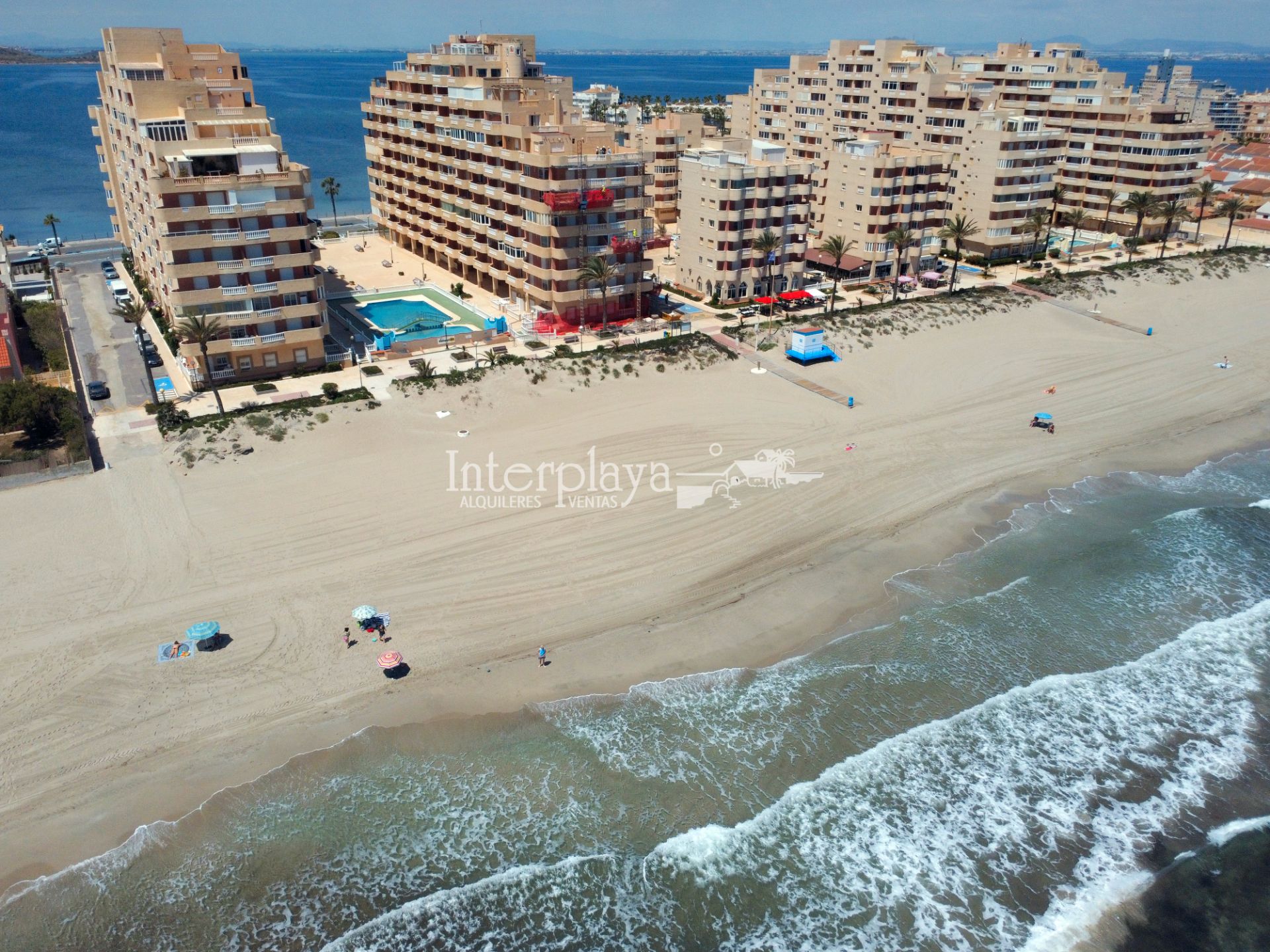 Vista exterior de Àtic en venda en La Manga del Mar Menor amb Aire condicionat, Terrassa i Moblat