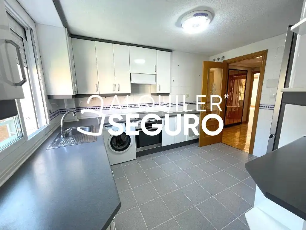 Cocina de Piso de alquiler en Madrid con Calefacción y Piscina