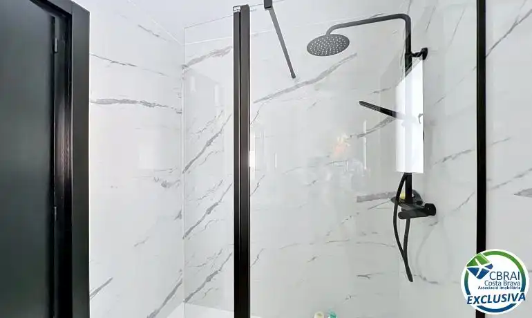 Badezimmer von Einfamilien-Reihenhaus zum Verkauf in Roses mit Klimaanlage, Heizung und Terrasse