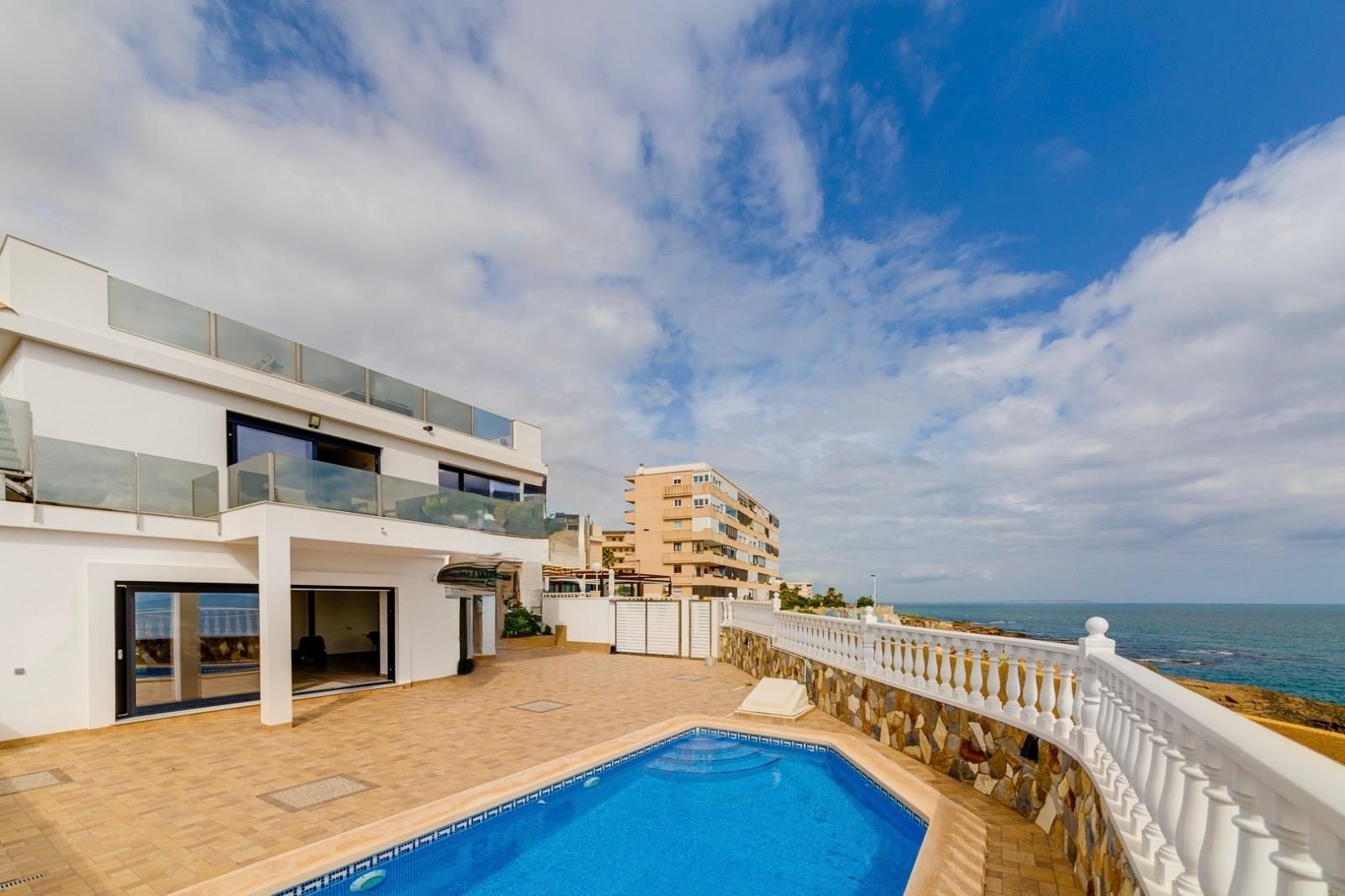 Piscina de Casa o xalet en venda en Torrevieja amb Aire condicionat, Calefacció i Jardí privat
