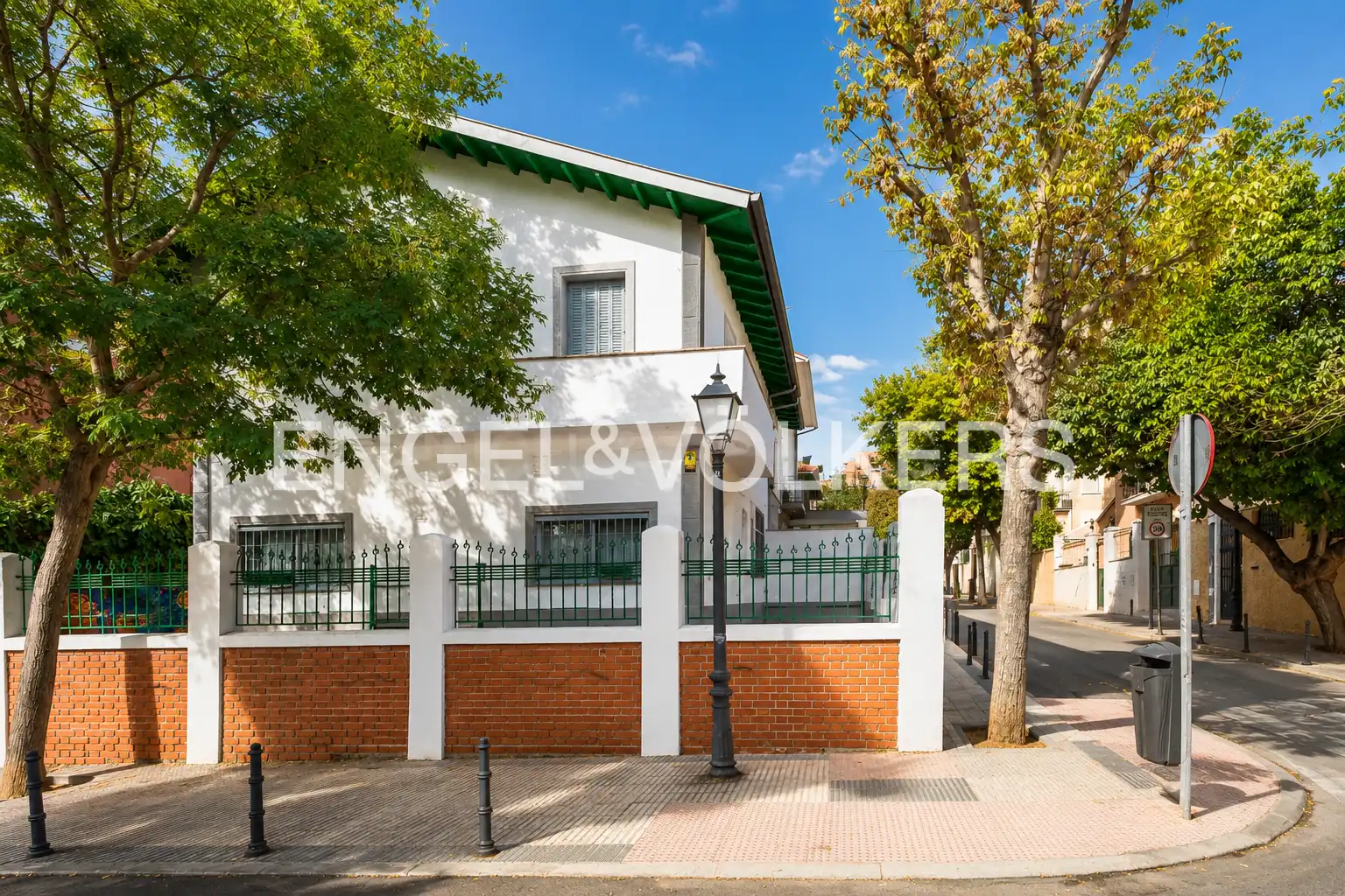 Vista exterior de Casa o xalet en venda en Madrid amb Calefacció, Jardí privat i Balcó