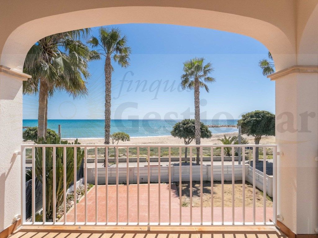 Exterior view of Single-family semi-detached for sale in Cambrils  with Terrace