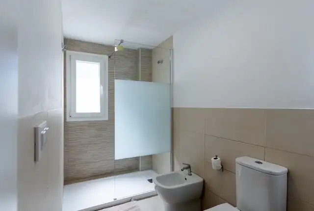 Bany de Casa o xalet en venda en Zahara de los Atunes amb Aire condicionat, Jardí privat i Terrassa