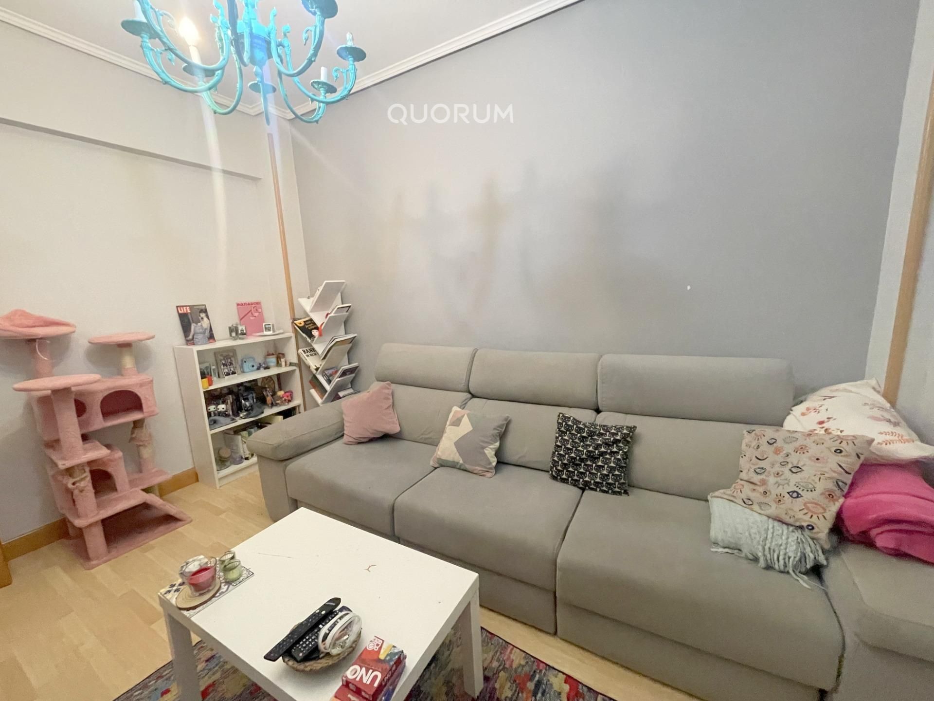 Sala d'estar de Pis en venda en Bilbao  amb Calefacció, Terrassa i Balcó