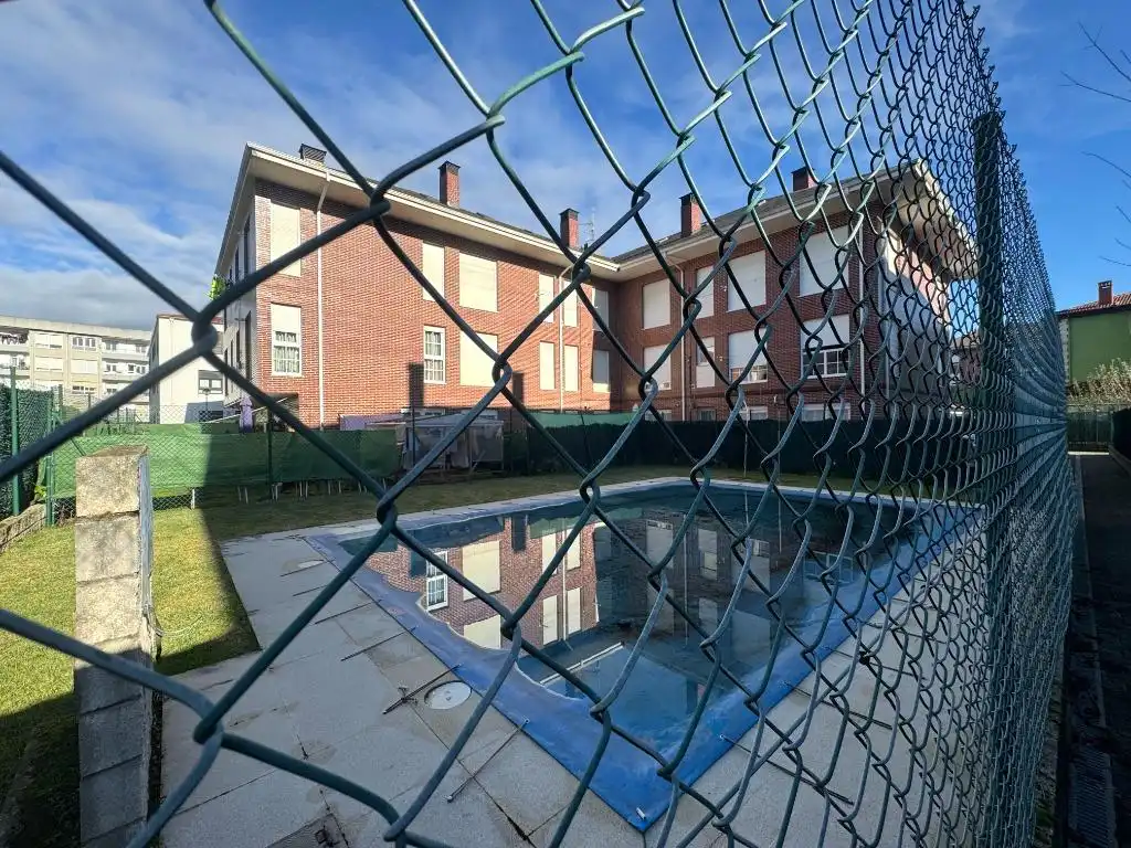 Piscina de Piso en venta en Los Corrales de Buelna  con Calefacción y Piscina comunitaria