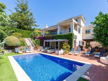 Casa con balcón en venta en Calahonda