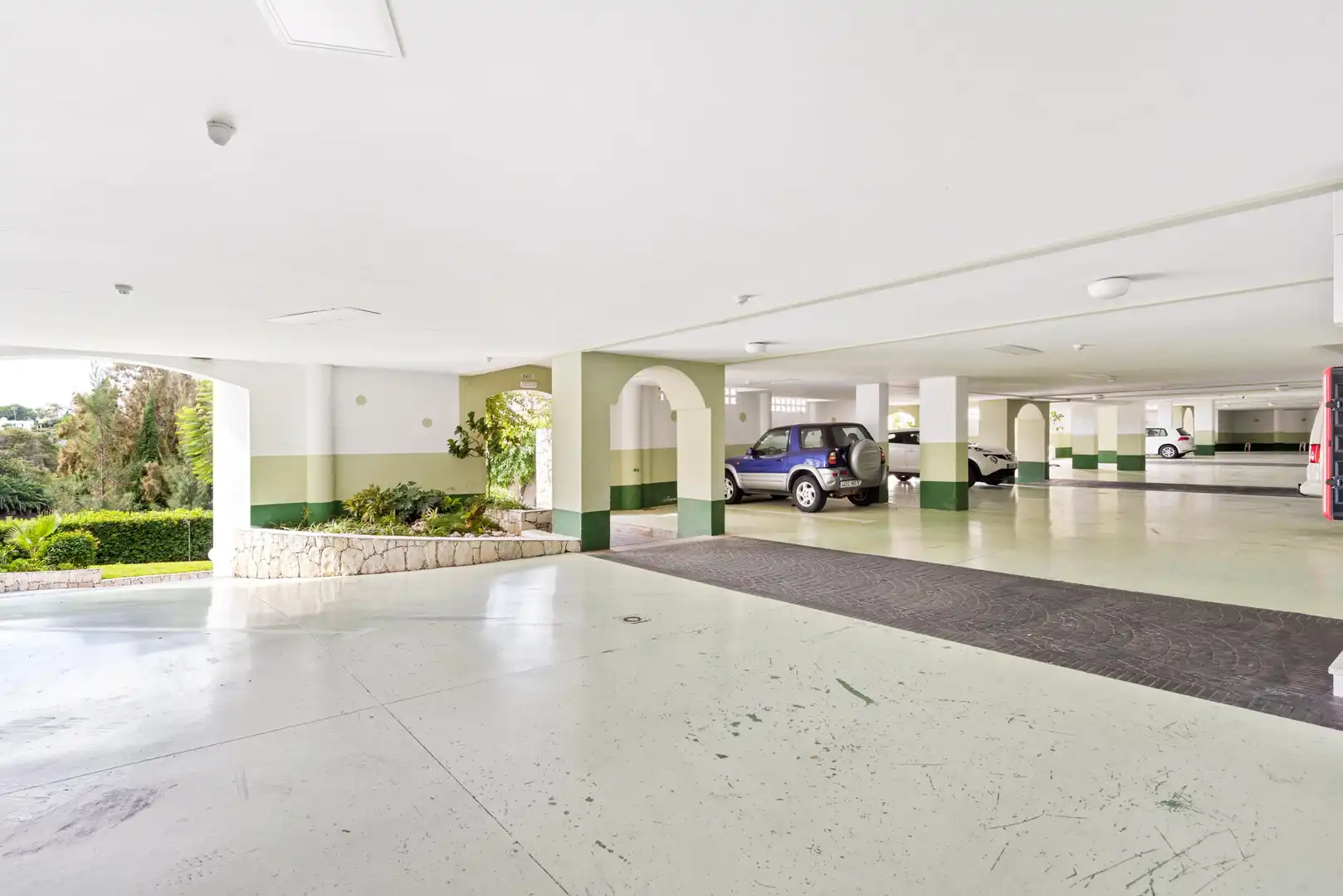 Parking de Ático de alquiler en Marbella con Aire acondicionado, Calefacción y Jardín privado