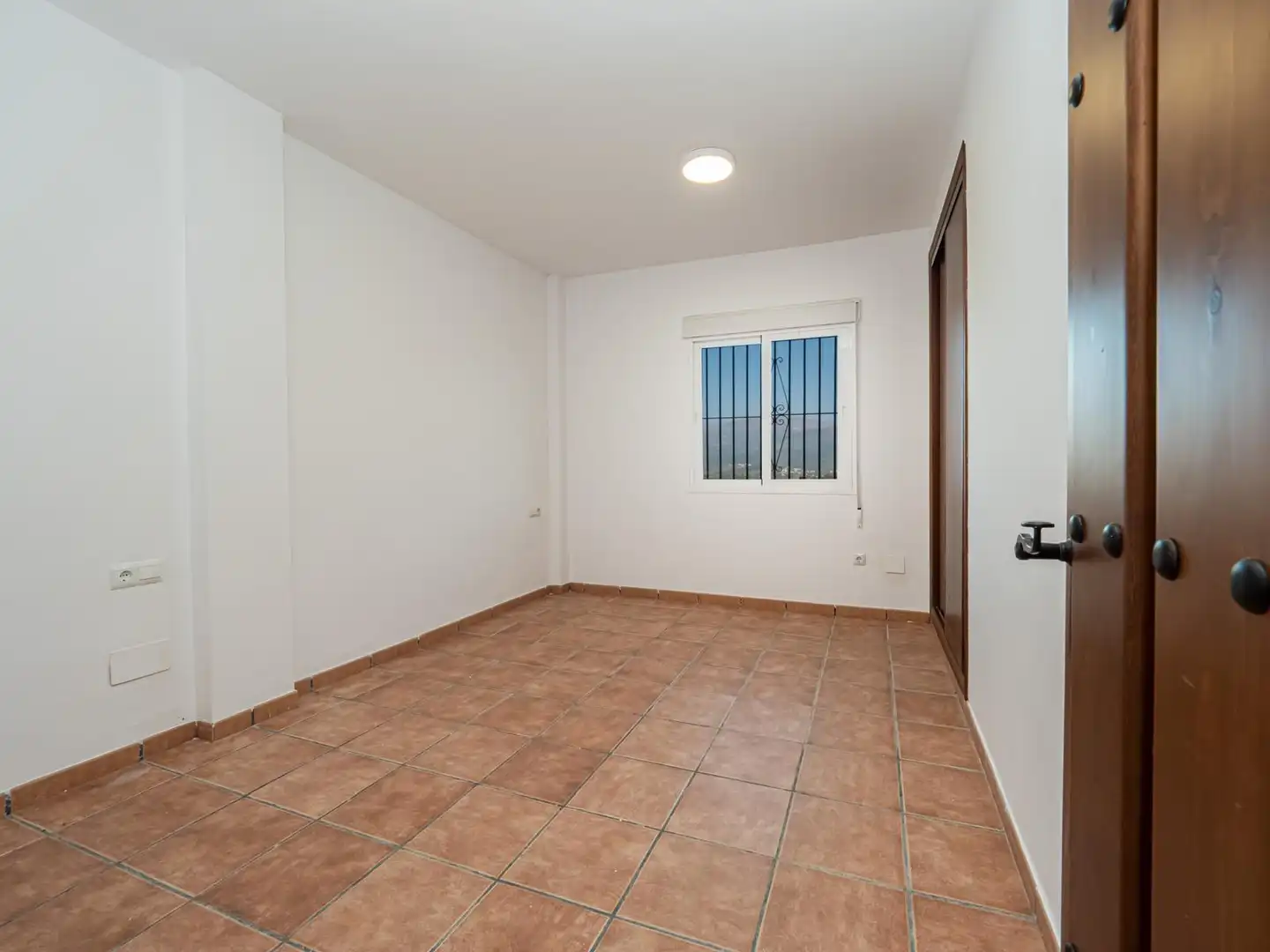 Finca rústica en venta en Viñuela con Terraza, Piscina y Alarma