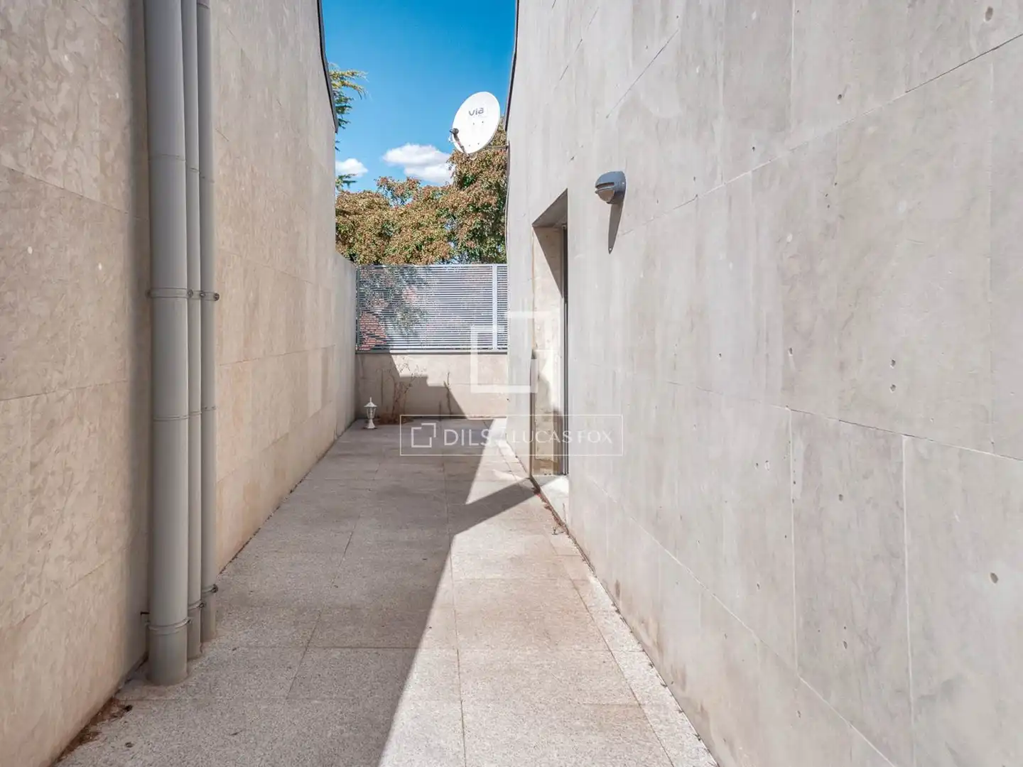 Vista exterior de Casa o xalet en venda en Madrid amb Aire condicionat, Calefacció i Jardí privat