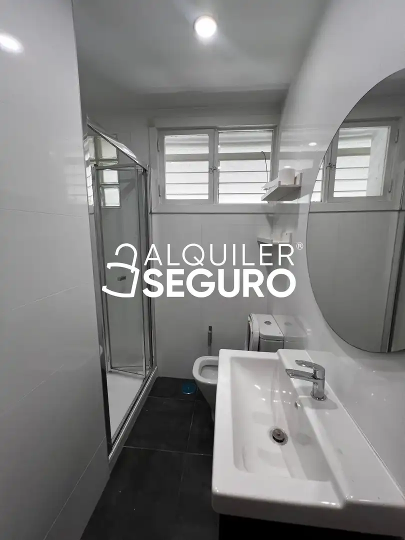 Bathroom of Flat for rent in Madrid  with Air Conditioner and Heating